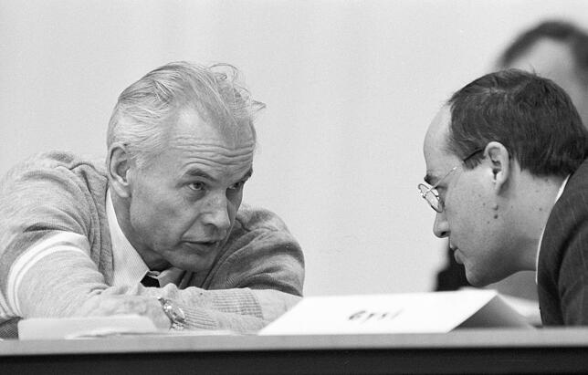Dezember 1989: Hans Modrow (links), Nachfolger von Egon Krenz, mit Anwalt Gregor Gysi. Dieser rückte später selbst zum SED-Vorsitzenden ...