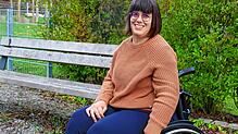 Die 40-jährige Corinna Mader aus Weingarten sitzt seit ihrer Geburt im Rollstuhl. Sie hat Angst bei einer Triage-Entscheidung ...