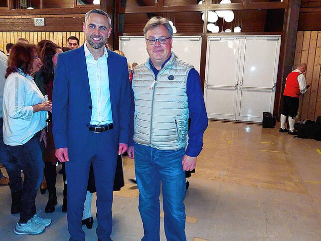 Bild 18: So feiert Mike Biehler seinen Wahlsieg in Görwihl