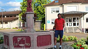 Markus Laicher am Brunnen in Großschönach mit der Narrenfigur des Dreizipfelritters.