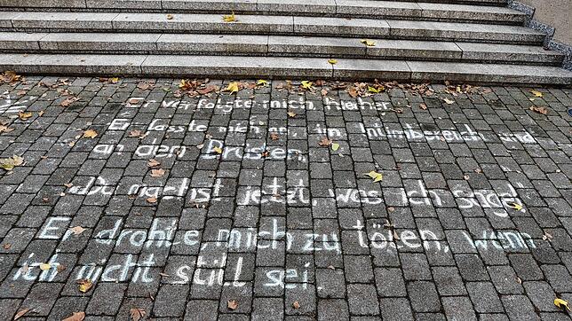 Mit Kreide haben Aktivistinnen von &bdquo;Cat Calls of Konstanz&ldquo; auf den Boden geschrieben, was an diesem Ort in den Morgenstunden ...