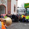 BLHV-Kreisvorsitzender Clemens Speicher spricht vor dem Bad Säckinger Münster zu etwa 200 Personen, die im Rahmen der bäuerlichen ...