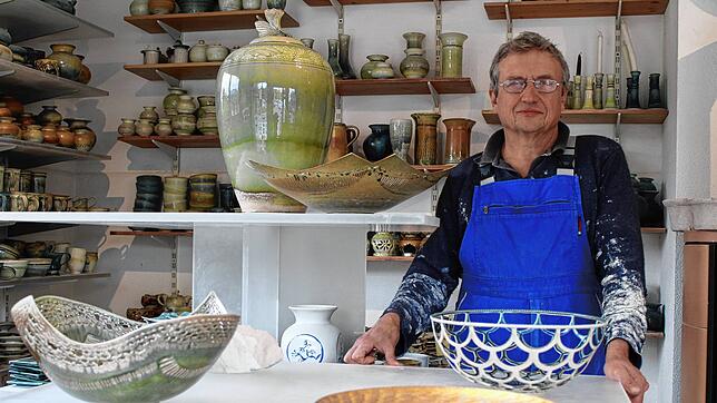 Berthold Neumann mit seinen außergewöhnlich gestalteten Schalen.
