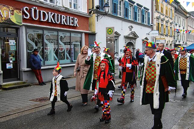 Der Umzug durch die Stadt gehört vor der Gerichtsverhandlung dazu.
