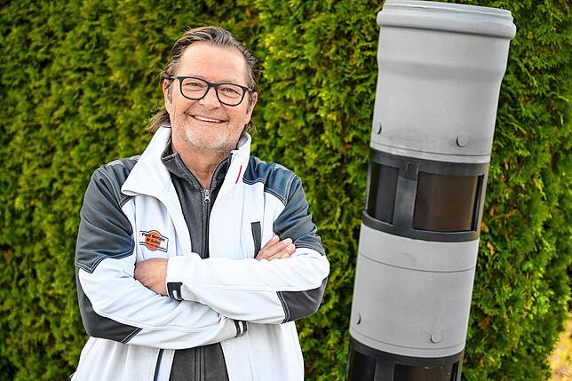 Thilo Wenzler steht neben der Blitzer-Attrappe. Der falsche Blitzer lässt zahlreiche Verkehrsteilnehmer abbremsen und zeigt so eine ...
