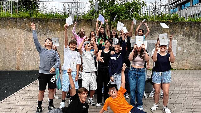 Schüler der Klasse 7b vom GaD freuen sich mit dem Zeugnis in der Hand auf die Ferien. Foto: Dennis Scheu