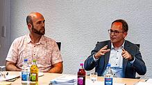 Patrick Kratt (links) und Tobias Bacher geben dem Gemeinderat einen Sachstandsbericht zum Thema Klimaschutz. Foto: Hans-Jürgen Götz