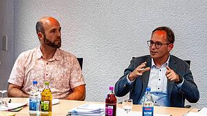 Patrick Kratt (links) und Tobias Bacher geben dem Gemeinderat einen Sachstandsbericht zum Thema Klimaschutz. Foto: Hans-Jürgen Götz