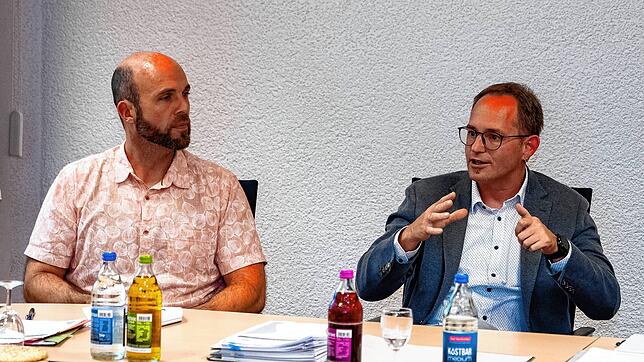 Patrick Kratt (links) und Tobias Bacher geben dem Gemeinderat einen Sachstandsbericht zum Thema Klimaschutz. Foto: Hans-Jürgen Götz