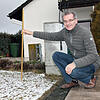 Wolfgang Eich misst nach Sturm Sabine die Schneehöhe an der Wetterstation in seinem Garten. Einen Zentimeter liest er auf der Skala des ...