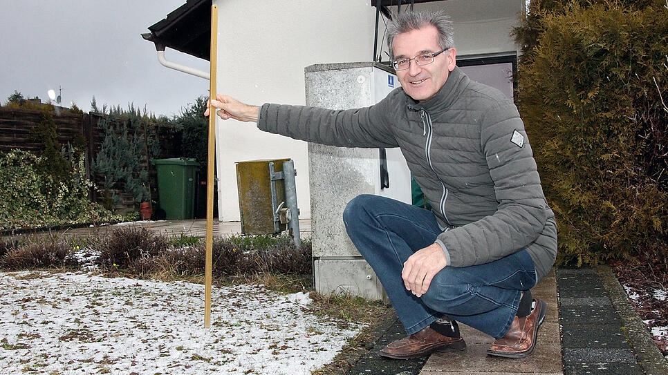 Wolfgang Eich misst nach Sturm Sabine die Schneehöhe an der Wetterstation in seinem Garten. Einen Zentimeter liest er auf der Skala des ...