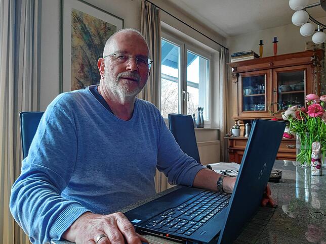 Reinhard Gemander ist Reparateur und kümmert sich um die gespendeten Laptops. Dabei installiert er neben neuen SSD-Festplatten auch ein ...