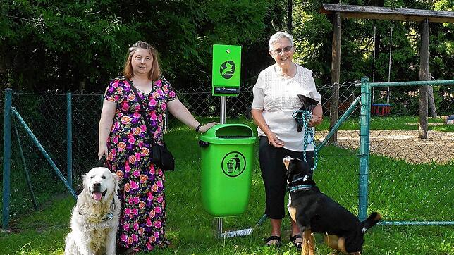 14 Robidogs stehen in Detzeln: Ortsvorsteherin Esther Koch (links) und Rosmarie Kyas stehen mit ihren Hunden Monty und Samba bei einem ...
