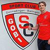 Luca Magro, Innenverteidiger beim Landesligisten SC Gottmadingen-Bietingen, vor dem Vereinslogo am Sportplatz im Katzental.