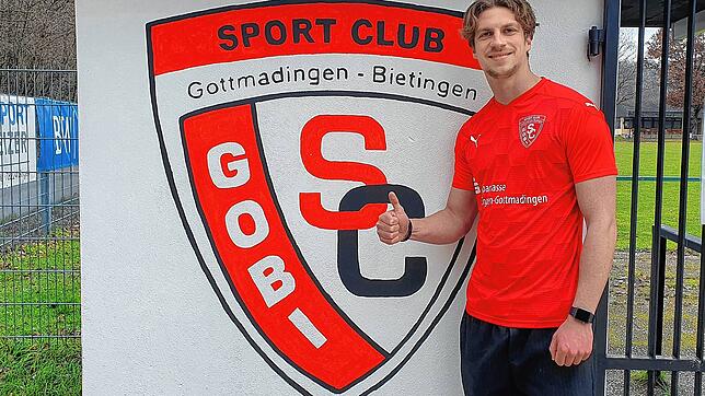 Luca Magro, Innenverteidiger beim Landesligisten SC Gottmadingen-Bietingen, vor dem Vereinslogo am Sportplatz im Katzental.