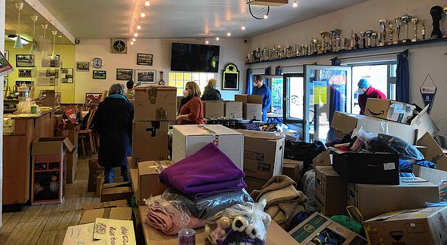 Im Vereinsheim des SV Meßkirch wurden Spenden für Kinder und Babys sortiert.