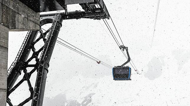 Blick von der Talstation Testa Grigia auf die Gondel der neuen Seilbahn.