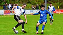 Der SV Orsingen-Nenzingen (weiße Trikots) unterlag dem 1. FC Rielasingen-Arlen II.