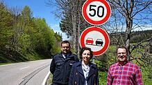 Stellten Maßnahmen gegen Motorradlärm in Todtmoos vor (von links): Henrik Selisky vom Polizeipräsidium Freiburg, Caren-Denise Sigg vom ...
