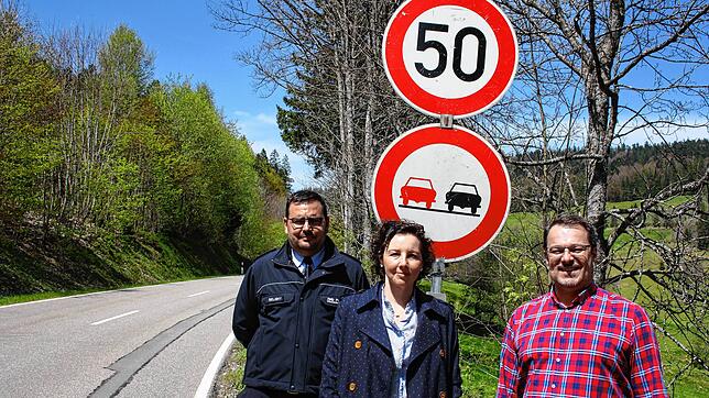 Stellten Maßnahmen gegen Motorradlärm in Todtmoos vor (von links): Henrik Selisky vom Polizeipräsidium Freiburg, Caren-Denise Sigg vom ...