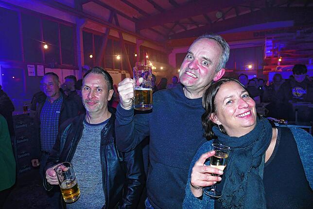 Bild 16: Back to the Future Dust & Bones bieten in der Halle von Holzbau Mäder ein Rockspektakel