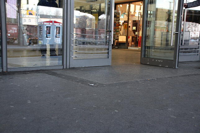 Die Höhe wird auch an den Ausgang aus dem Bahnhofsgebäude angepasst.
