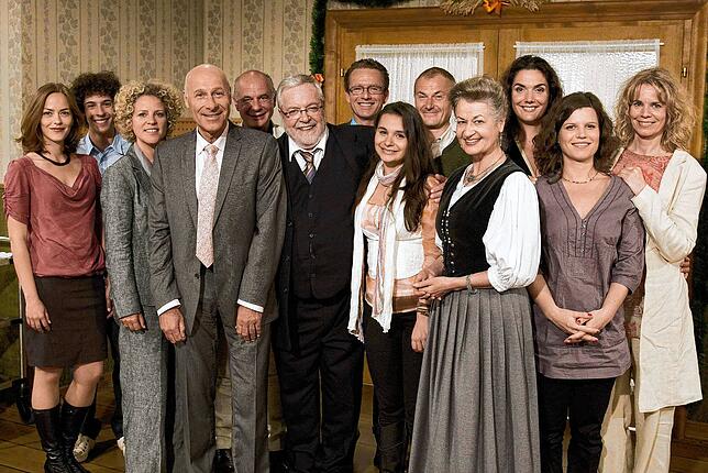 Familienfoto der Fallers von 2010: v.li.n.re.: Sophie (Janina Flieger), Albert (Alessio Hirschkorn), Bea (Christiane Brammer), Franz ...