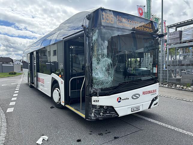 Ziemlich ramponiert ist der Linienbus nach dem Unfall in Schafisheim im Kanton Aargau.