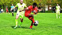 Der FC Bad Dürrheim (Timoteo Mba Edu Masa, links) spiele überraschend stark gegen den TSV Singen (Stefan Todorovski). Schlussendlich ...
