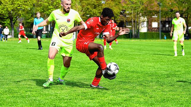 Der FC Bad Dürrheim (Timoteo Mba Edu Masa, links) spiele überraschend stark gegen den TSV Singen (Stefan Todorovski). Schlussendlich ...