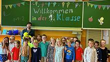 Klassenlehrer Timo Weissgerber mit seiner Klasse 1a der Storchenschule Böhringen.