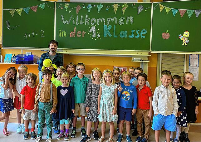 Klassenlehrer Timo Weissgerber mit seiner Klasse 1a der Storchenschule Böhringen.