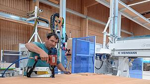 Tobias Kaiser ist Mitarbeiter beim Bonndorfer Holzbaubetrieb Holzhaus Bonndorf. Sein Job ist es, komplette Holzelemente so zu ...
