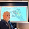 Gerhard Wachter vor dem Stromnetzplan aus dem Jahre 1934 mit Weildorf als Knotenpunkt. Wachter ist Ehrenvorsitzender des Freundeskreises ...
