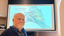 Gerhard Wachter vor dem Stromnetzplan aus dem Jahre 1934 mit Weildorf als Knotenpunkt. Wachter ist Ehrenvorsitzender des Freundeskreises ...