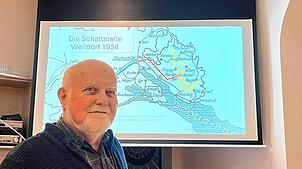 Gerhard Wachter vor dem Stromnetzplan aus dem Jahre 1934 mit Weildorf als Knotenpunkt. Wachter ist Ehrenvorsitzender des Freundeskreises ...