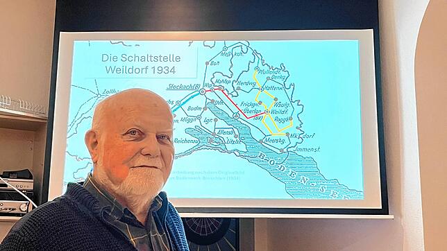Gerhard Wachter vor dem Stromnetzplan aus dem Jahre 1934 mit Weildorf als Knotenpunkt. Wachter ist Ehrenvorsitzender des Freundeskreises ...