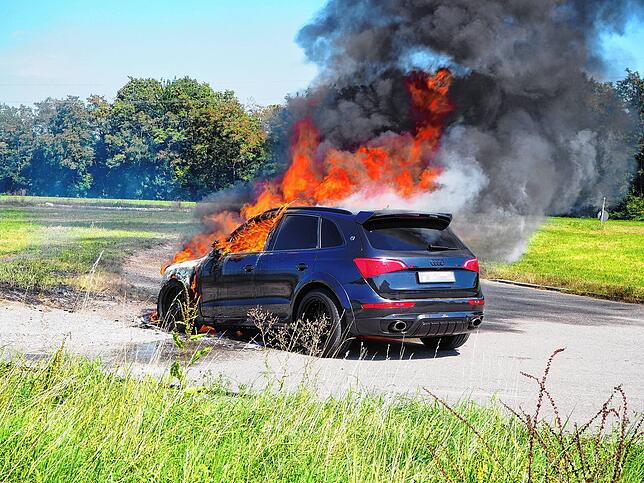 Als die Feuerwehr eintraf, stand das Fahrzeug schon voll in Flammen und eine tiefschwarze Rauchsäule stieg zum Himmel empor. Foto: Ralf ...