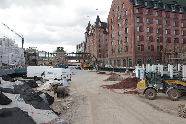 Links der Wasserpark, rechts das Hotel.