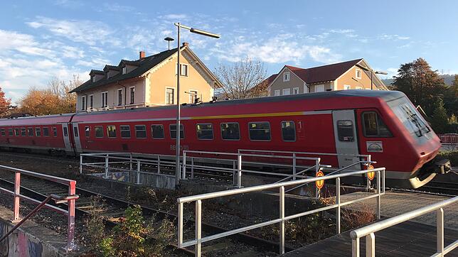 Der Bahnhof in Brennet soll spätestens mit der Elektrifizierung barrierefrei werden. Bild: Justus Obermeyer