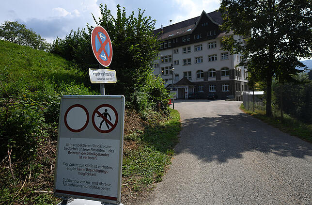 Neben der Zufahrt zu der heutigen Thure-von-Uexküll-Klinik steht ein Durchgangs-Verbotsschild.