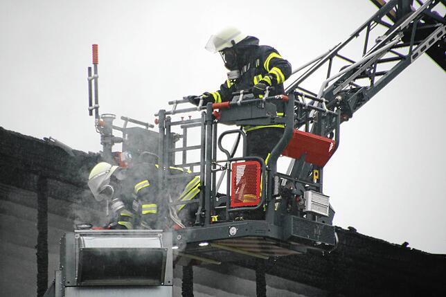 Bild 1: Brandnacht in Wolterdingen: Die Bilder vom Feuerwehreinsatz und dem Vormittag danach