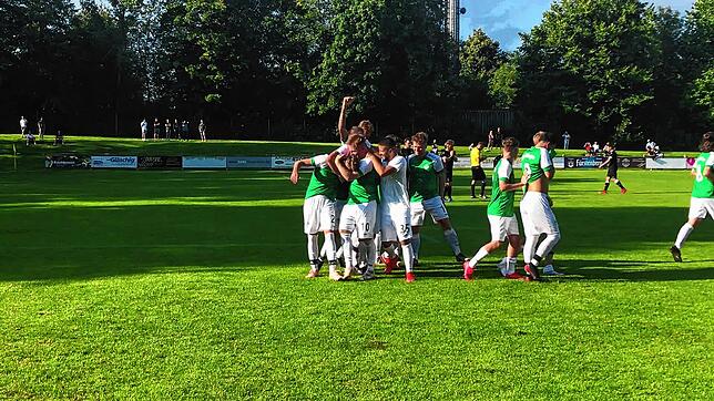 Jubel bei der DJK Villingen nach dem Treffer zum 2:0-Endstand.