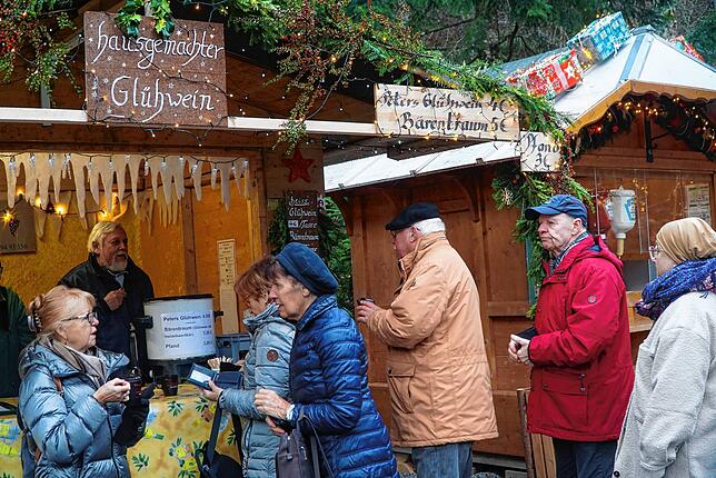 Den selbstgemachten Glühwein gibt es nur in Tassen, um Müll zu vermeiden.