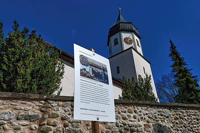 Informationstafeln wie diese bei der Laurentiuskirche stehen an 30 Orten in Markelfingen. Im 1300. Jubiläumsjahr legen sie Zeugnis von ...