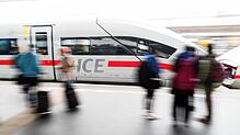 Das kann ja heiter werden: Wer schon am Bahnsteig gut gelaunte &bdquo;Mädels&ldquo;-Gruppen und laut telefonierende Geschäftsmänner ...