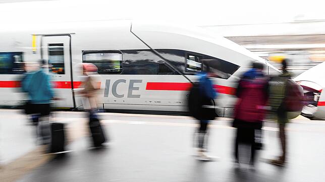 Das kann ja heiter werden: Wer schon am Bahnsteig gut gelaunte &bdquo;Mädels&ldquo;-Gruppen und laut telefonierende Geschäftsmänner ...