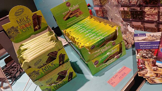 In der ‚World of Candy‘ im Lago gibt es diese beide Sorten Dubai-Schokolade. Nach Angaben der Verkäuferin wandern mehrere Hundert Tafeln ...