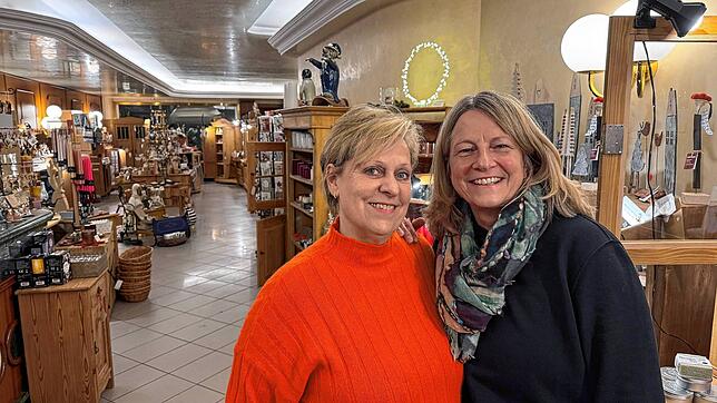 Brigitte Strohm (links) und Gundula Ettwein im Winterladen. „Ohne sie hätte ich das all die Jahre gar nicht machen können“, sagt ...