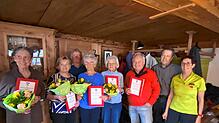 Präsente, Blumensträuße und Urkunden: Geehrt wurden für 50 Jahre Mitgliedschaft (von links) Elisabeth Bär, Monika Schnabel, Georg ...